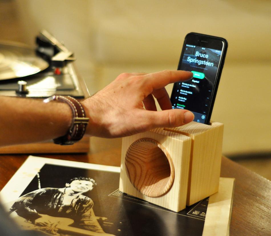Amplificatore per smartphone in legno – un albero piantato per ogni acquisto