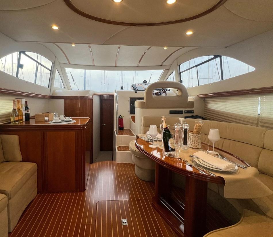 Cena e notte romantica in Yacht sul Golfo di Napoli con tour a Capri o Sorrento