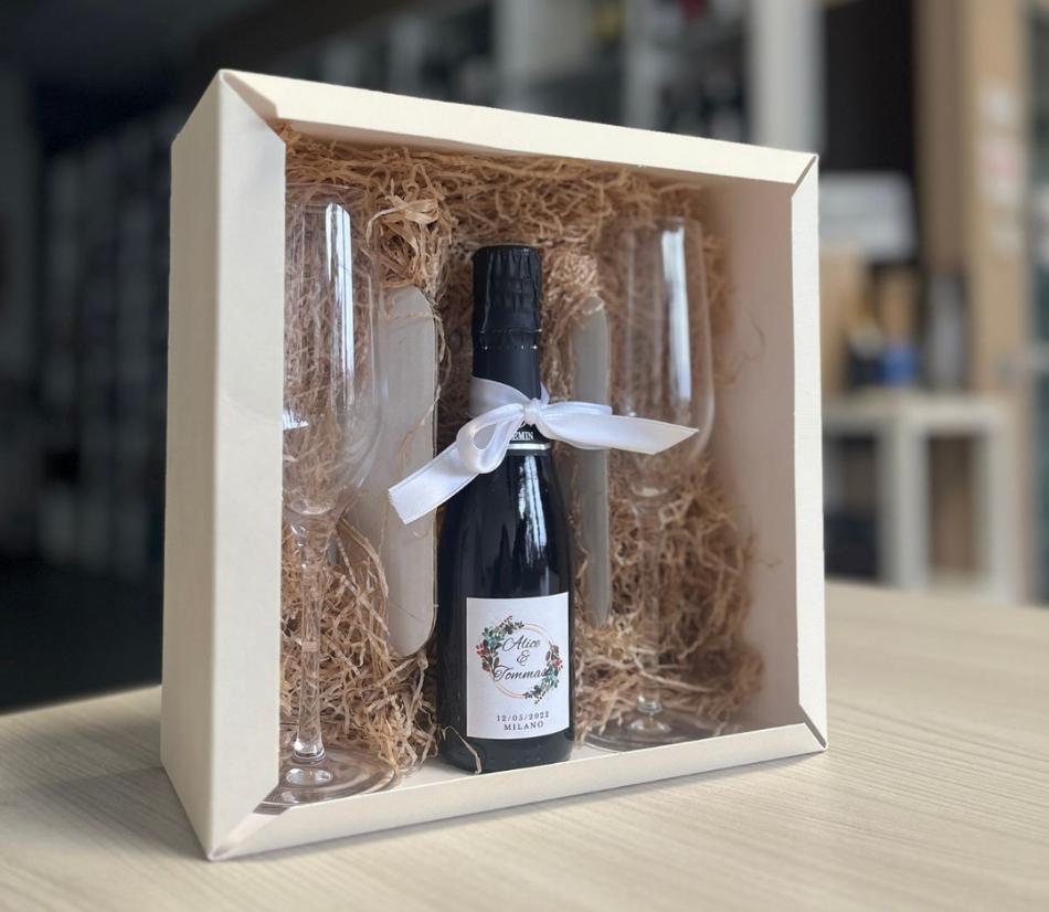 Confezione con due calici flute personalizzabili e una mini bottiglia di Prosecco