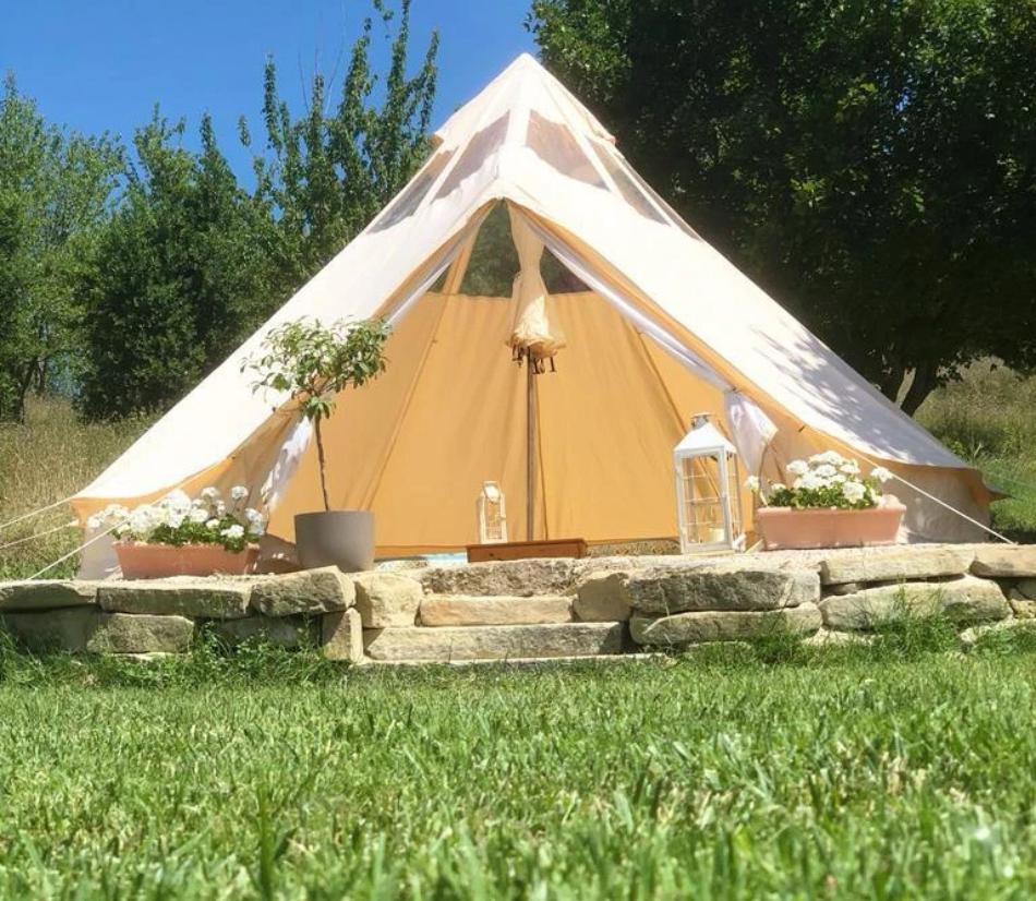 Dormire sotto le stelle nelle campagne marchigiane in una tenda glamping