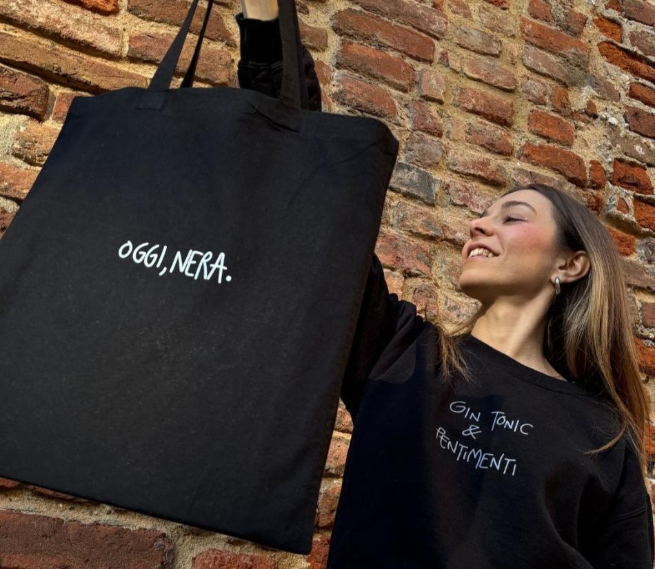 Oggi, Nera: esprimi il tuo stato d’animo mentre viaggi in giro con questa borsa versatile.