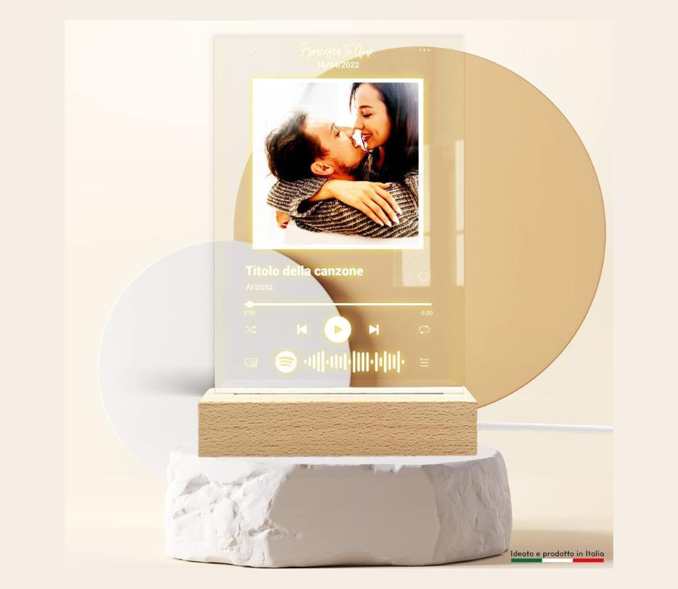 Targa luminosa in plexiglas da personalizzare con foto e canzone